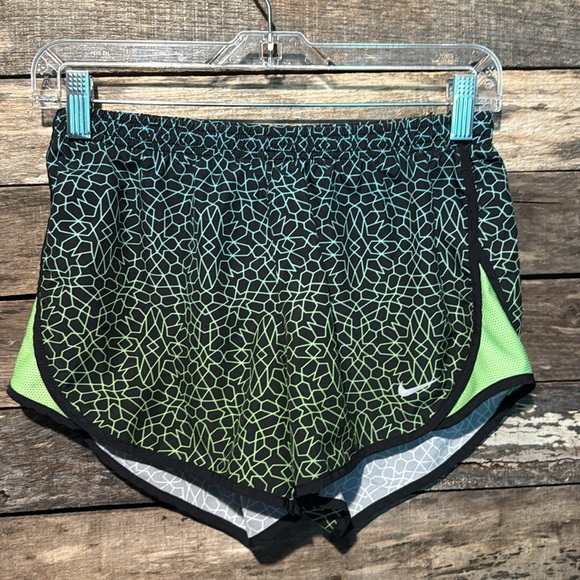 💰BOGO FREE Ladies’ Nike Running Shorts - Picture 4 of 5